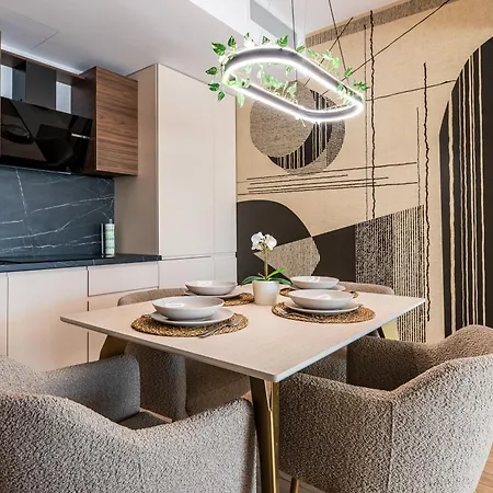 Maison Lumiere - A Modern Designer In Apartman
